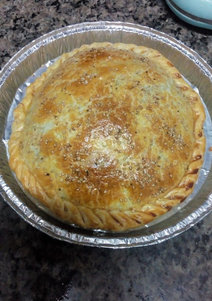 Una foto de Tarta de acelga, carne picada y huevo duro