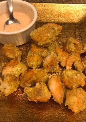 Una foto de Keto - Camarones milanesa con salsita para picar 🍤 🤤🤗