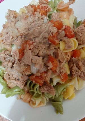 Una foto de Fideos tornillos de colores con atún salteado