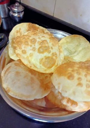 A picture of Bhature.