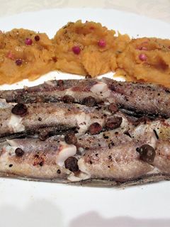 Una foto de Merlucitas al horno con puré naranja