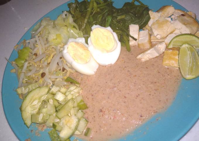 Gado-Gado (Healthy Indonesian Salad with Peanut Sauce)