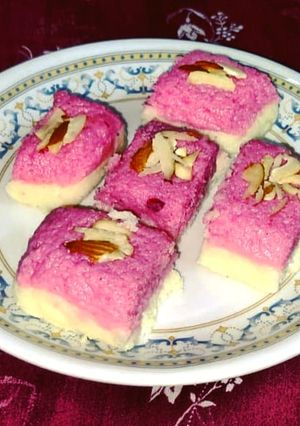 A picture of Coconut Burfi.