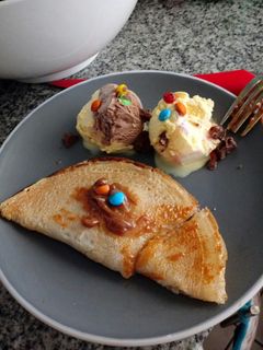 Una foto de Panqueques con manjar y helado