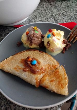 Una foto de Panqueques con manjar y helado