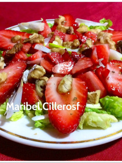 Una foto de Ensalada variada con fresas y nueces
