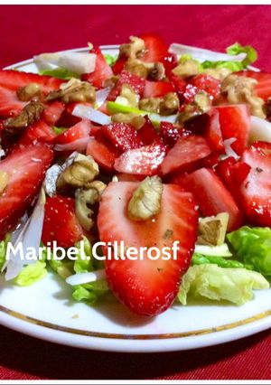 Foto principal de Ensalada variada con fresas y nueces