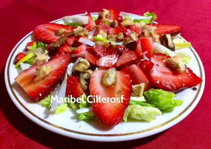 Ensalada Variada Con Fresas Y Nueces Receta De Maribel Cillerosf Cookpad