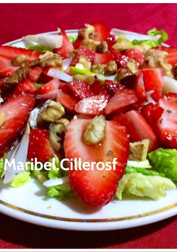 Una foto de Ensalada variada con fresas y nueces