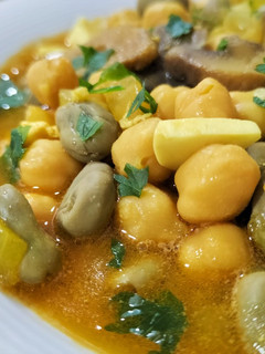 Una foto de Potaje de garbanzos con habas, setas y huevo
