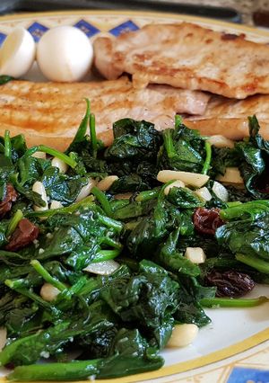 Una foto de Salteado de Espinacas con Pasas y Piñones
