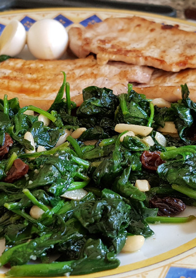 Una foto de Salteado de Espinacas con Pasas y Piñones