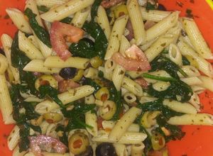 Una foto de Penne con vegetales y pesto