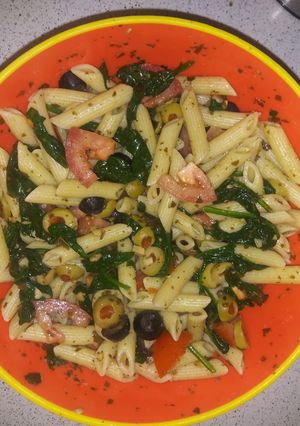 Una foto de Penne con vegetales y pesto
