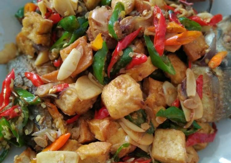 Resep masakan Ikan Gembung Goreng Siram Tahu Masak Tauco | Resep Membuat Ikan Gembung Goreng Siram Tahu Masak Tauco Yang Bisa Manjain Lidah