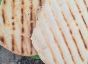 Una foto de Tortilla para el mate en asadera essen