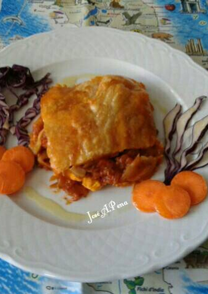 Una foto de Empanada de hojaldre con verduras, champiñones y atún