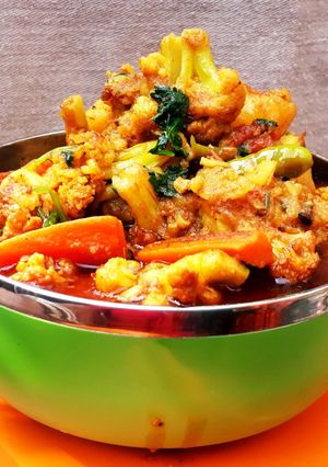 আলু গাজর ফুলকপির তরকারি (alu gajor phulkopir torkari recipe in bengali) রেসিপির প্রধান ছবি
