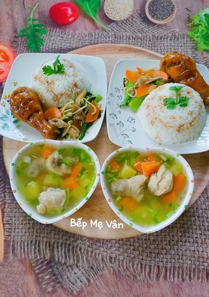 Hình của món Cơm dĩa đùi gà chiên.