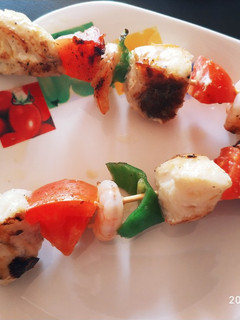 Una foto de Brochetín de rape y gambas