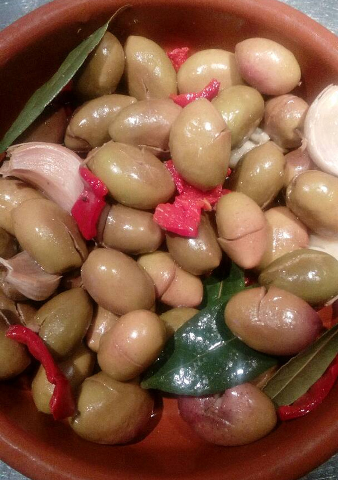 Una foto de Aceitunas machadas aliñadas