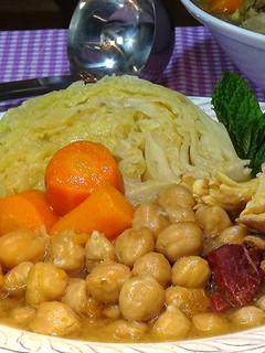 Una foto de Garbanzos con pollo y verduras