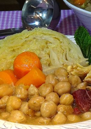 Una foto de Garbanzos con pollo y verduras