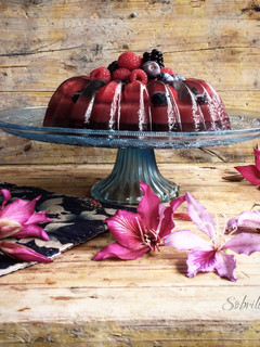 Una foto de Pastel de Gelatina de Saúco y frutos Rojos