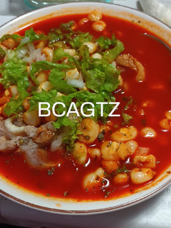 Una foto de Pozole rojo con cerdo