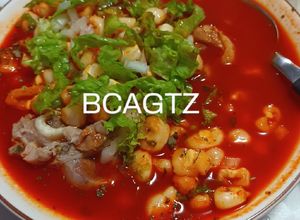 Una foto de Pozole rojo con cerdo