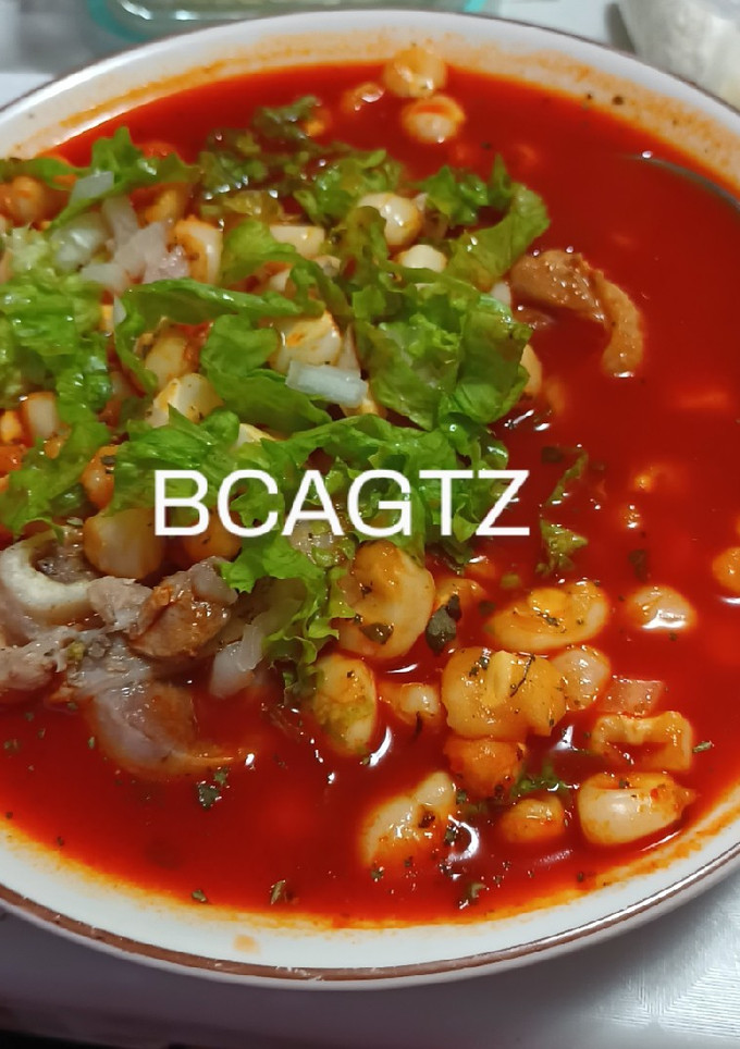 Una foto de Pozole rojo con cerdo