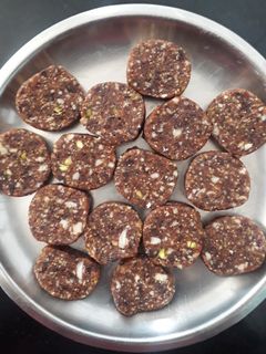 खजूर व सुकामेवा यांचे रोल (khajoor sukka mewa roll recipe in mar रेसिपी चे मुख्य फोटो