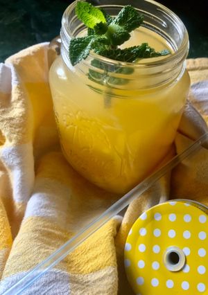A picture of Fresh Pineapple Ginger Juice.
