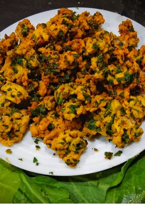 A picture of Palak Pakore /Spinach Fritters.