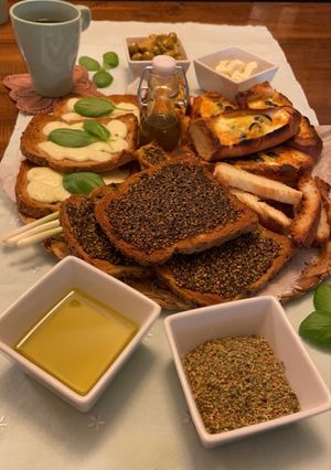 صورة لوصفة فطور خفيف مناقيش والجبنة بخبز التوست بالزعتر والزيت