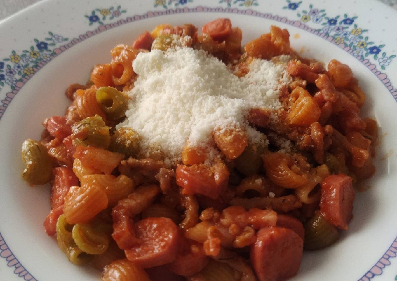 Pasta con tomate y carne picada