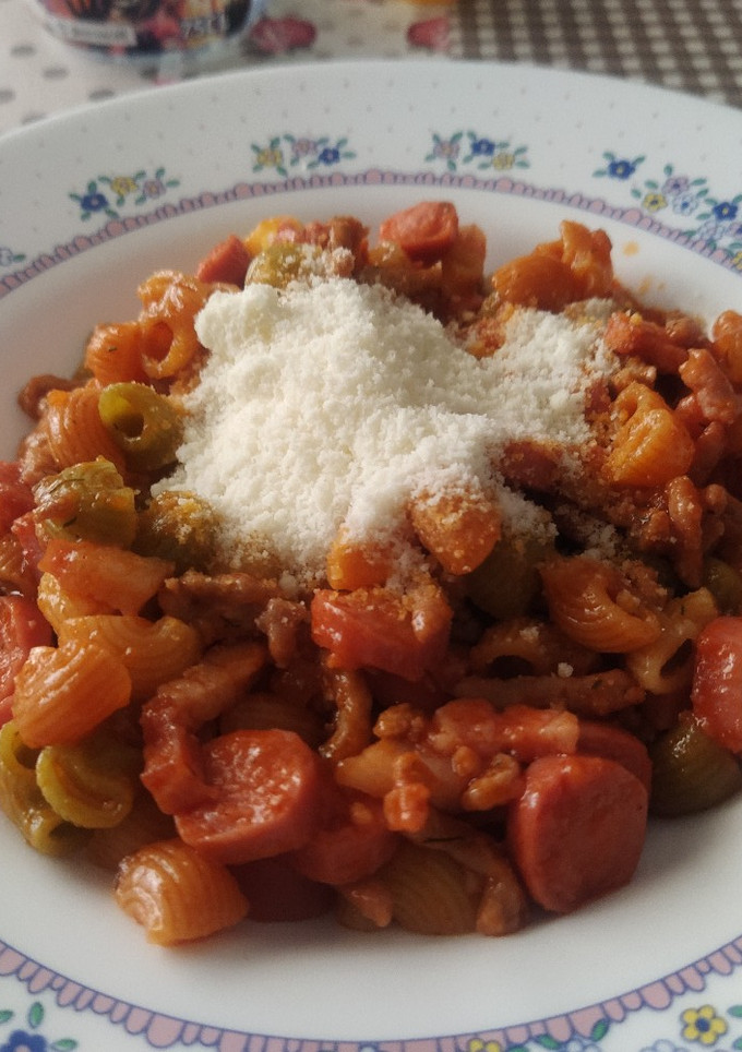 Una foto de Pasta con tomate y carne picada