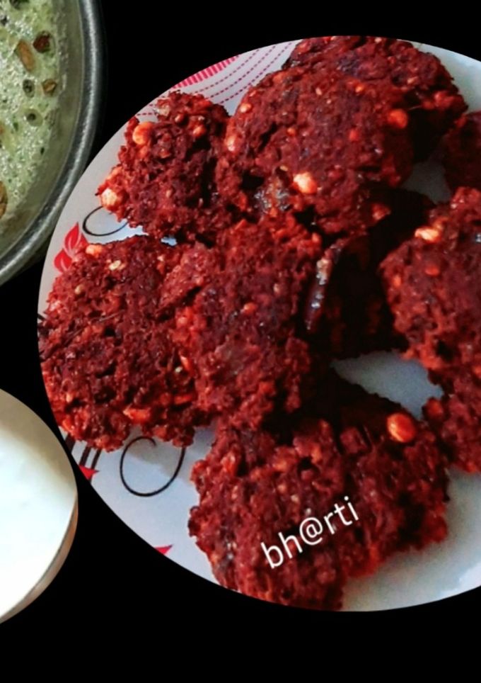 बीटरूट डाळ वडा (beetroot daal vada recipe in marathi) रेसिपी चे मुख्य फोटो 