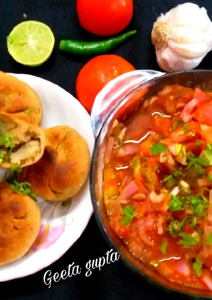 टमाटर का चोखा विद स्टफ्ड बाटी (tamatar ka chokha with stuffed bati recipe in Hindi) रेसिपी मुख्य फोटो