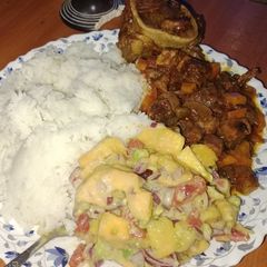 A picture of Rice,beef stew and mango salad.
