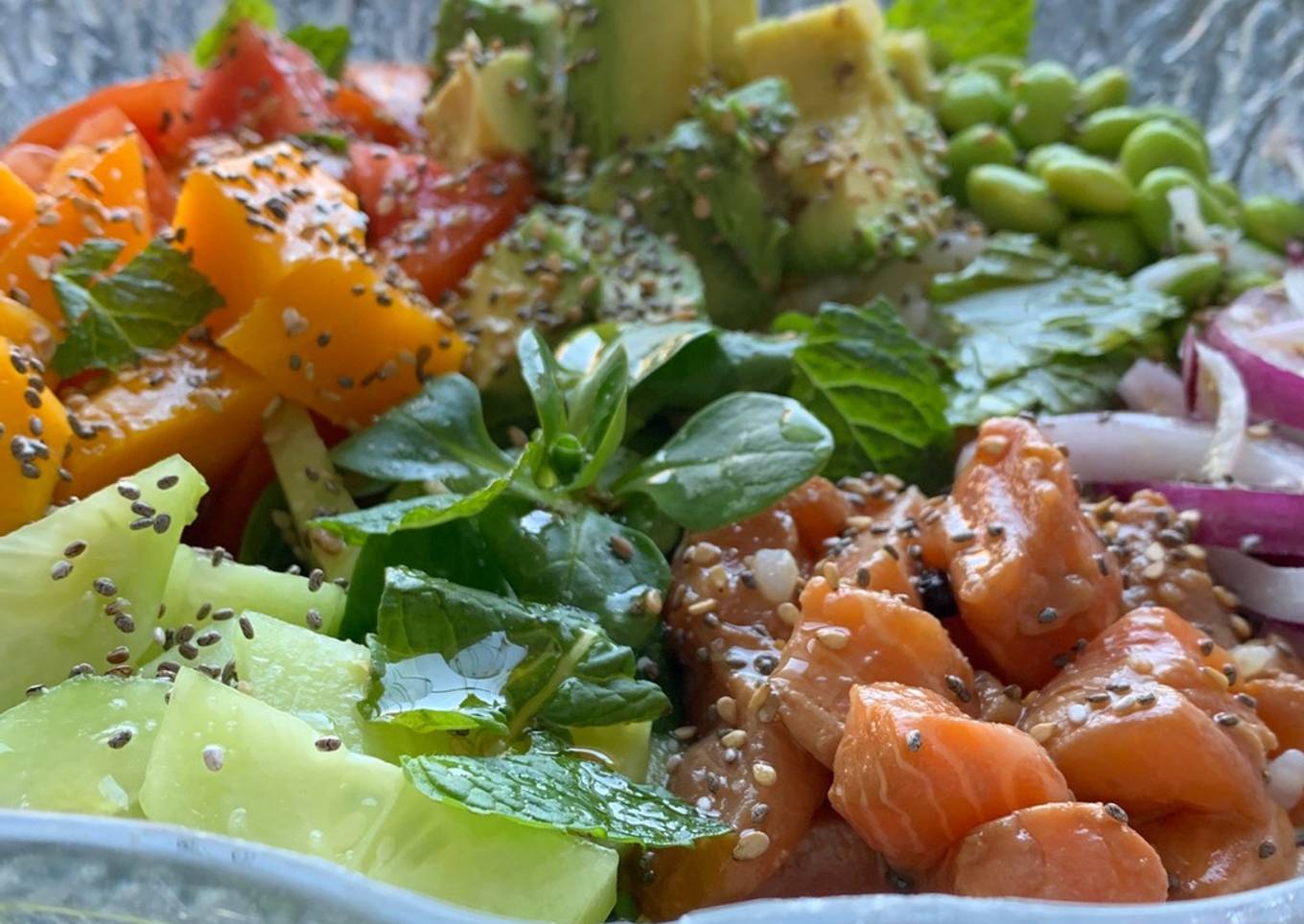 Poke Bowl de salmón y canónigos