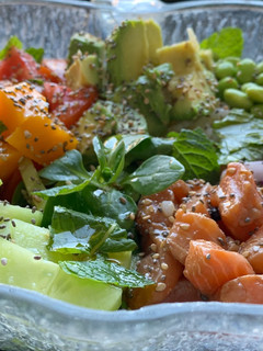 Una foto de Poke Bowl de salmón y canónigos