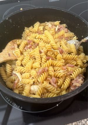 Una foto de Pasta queso de cabra bacon y miel