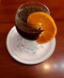 Infusión de cola de caballo, tulsi, menta, y zumo de naranja con chía