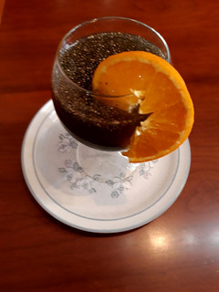 Una foto de Infusión de cola de caballo, tulsi, menta, y zumo de naranja con chía