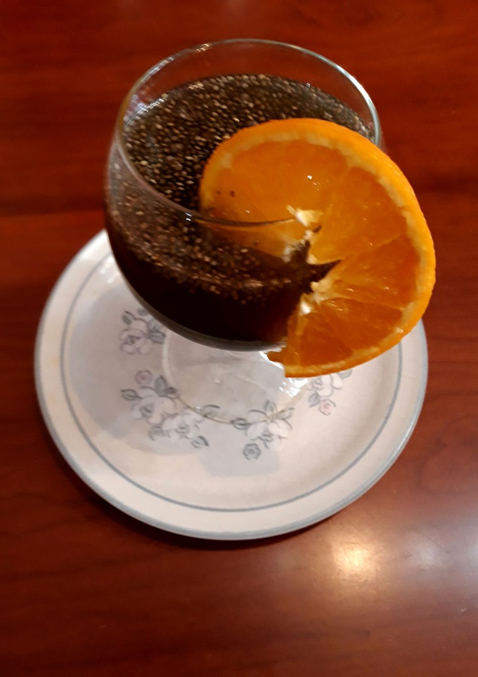 Una foto de Infusión de cola de caballo, tulsi, menta, y zumo de naranja con chía