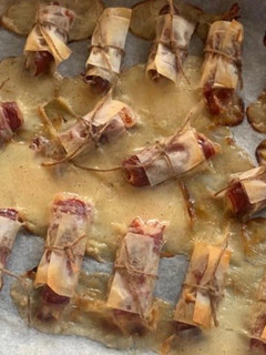 Una foto de Rollitos o puros de jamón ibérico y queso de cabra