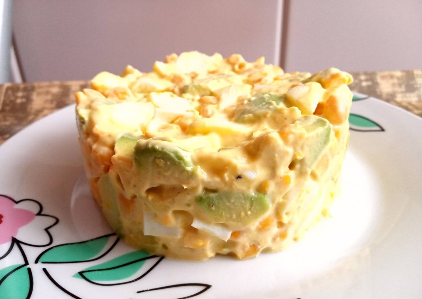 Ensaladilla de aguacate y huevo