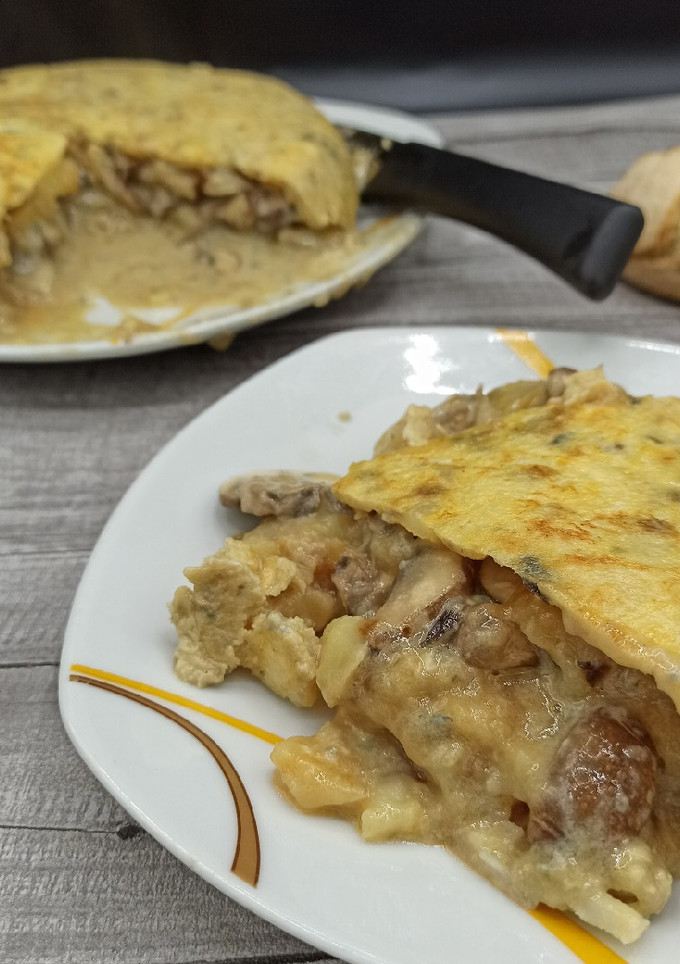 Una foto de Tortilla de patata rellena de champiñones y queso azul