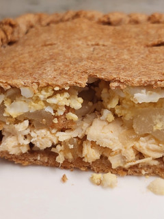 Una foto de Pastel de pollo y pera de masa de harina integral